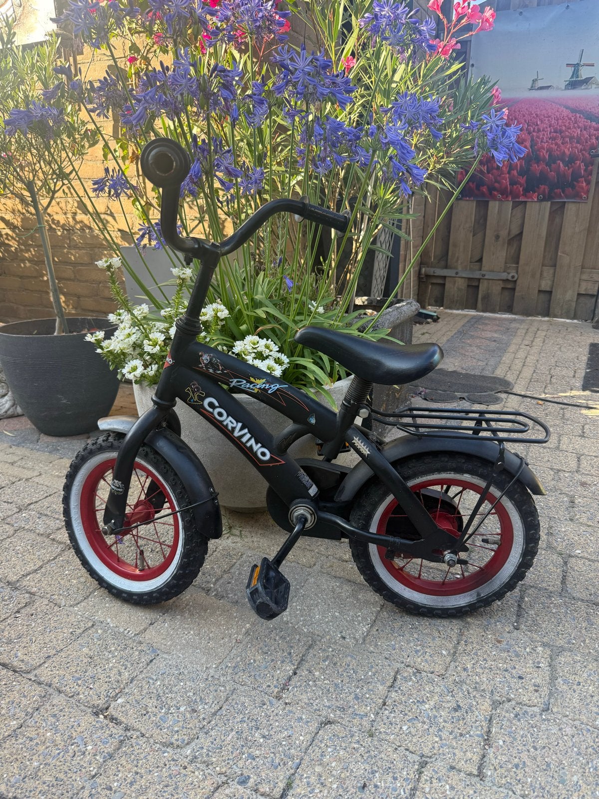 Corvino kinderfiets 12 inch - Zwart met rode accenten, Ophalen of Verzenden, Gebruikt, Terugtraprem, Minder dan 16 inch