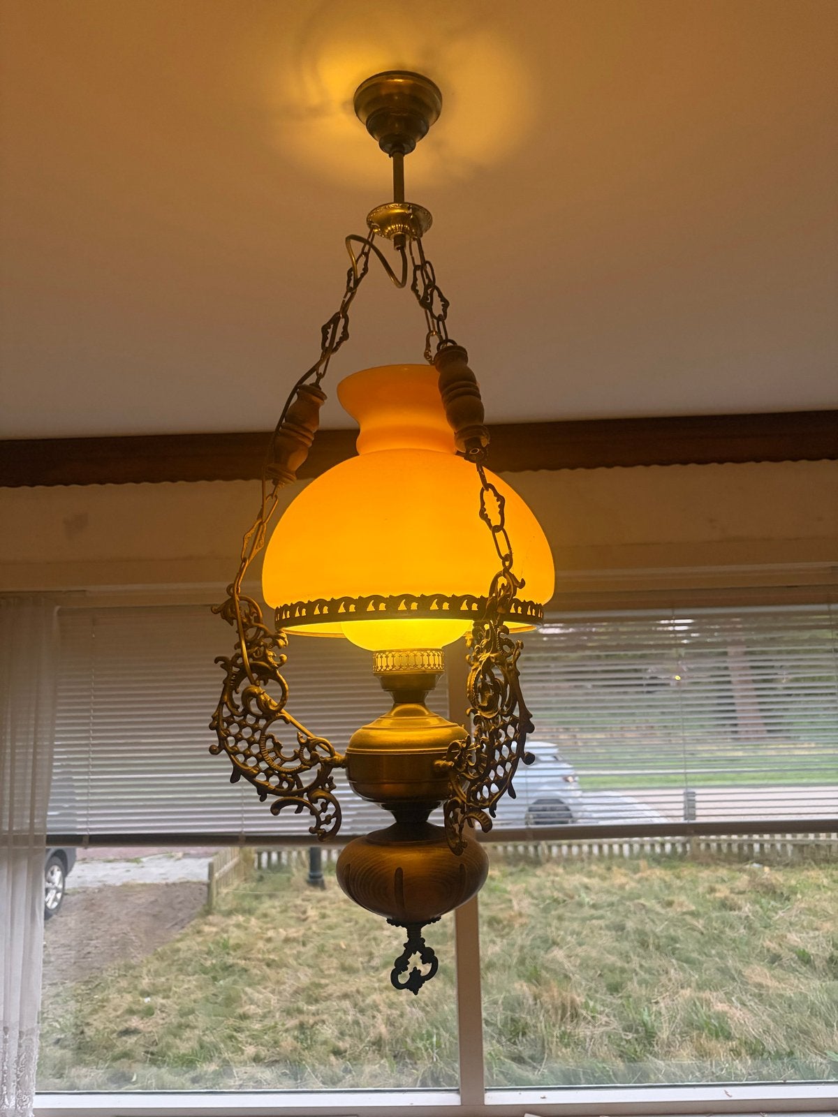Antieke hanglamp met geel glazen kap, Ophalen of Verzenden