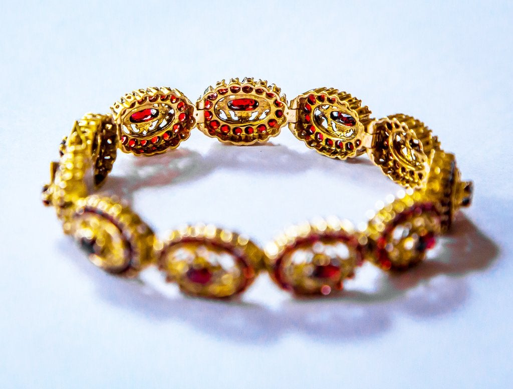 14 karaat gouden vintage dames armband bezet met granaten, Ophalen, Zo goed als nieuw, Met edelsteen, Goud