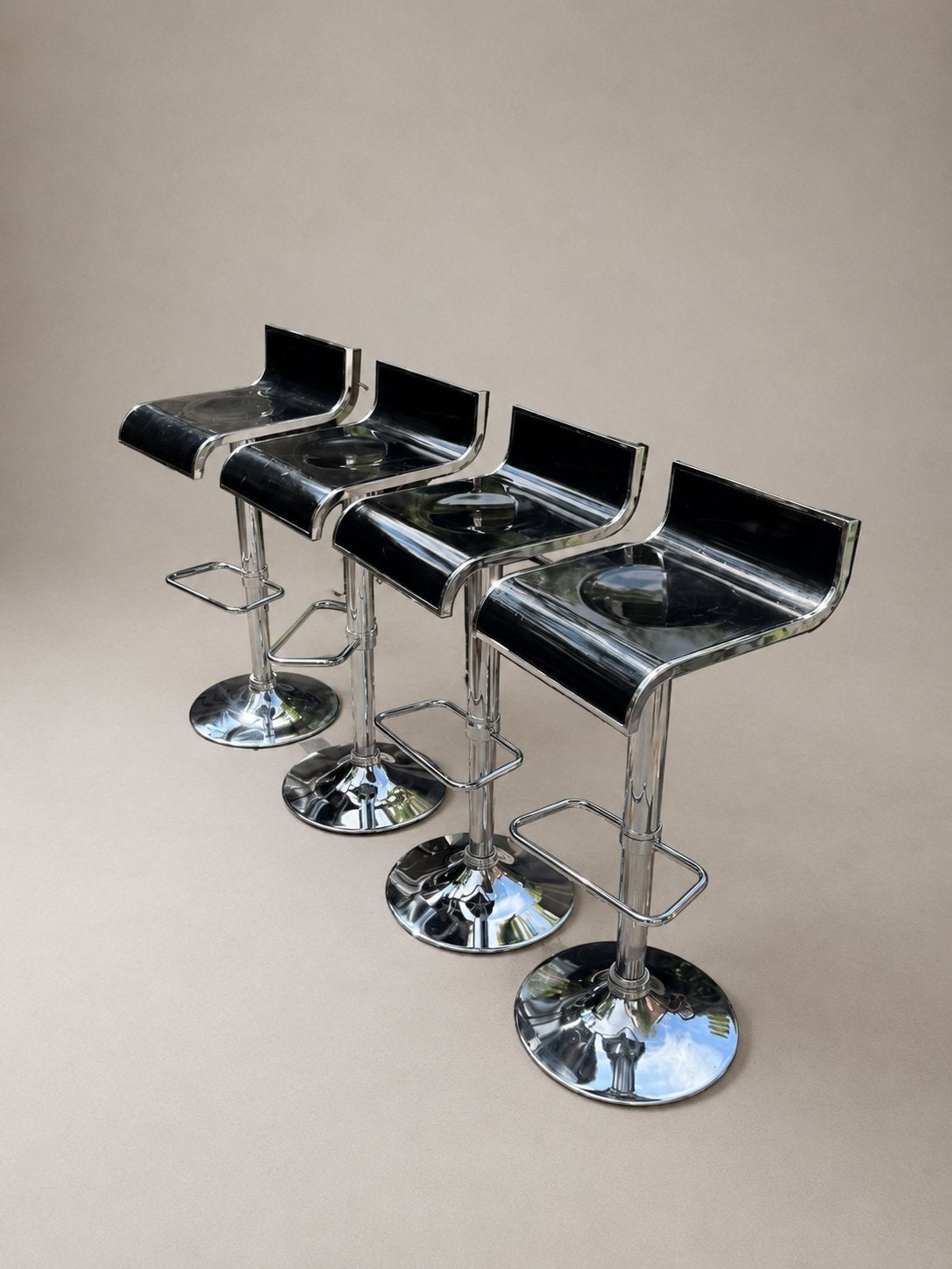 Set van 4 vintage barkrukken - zwart met chroom, Ophalen, Kunststof, Gebruikt, In hoogte verstelbaar