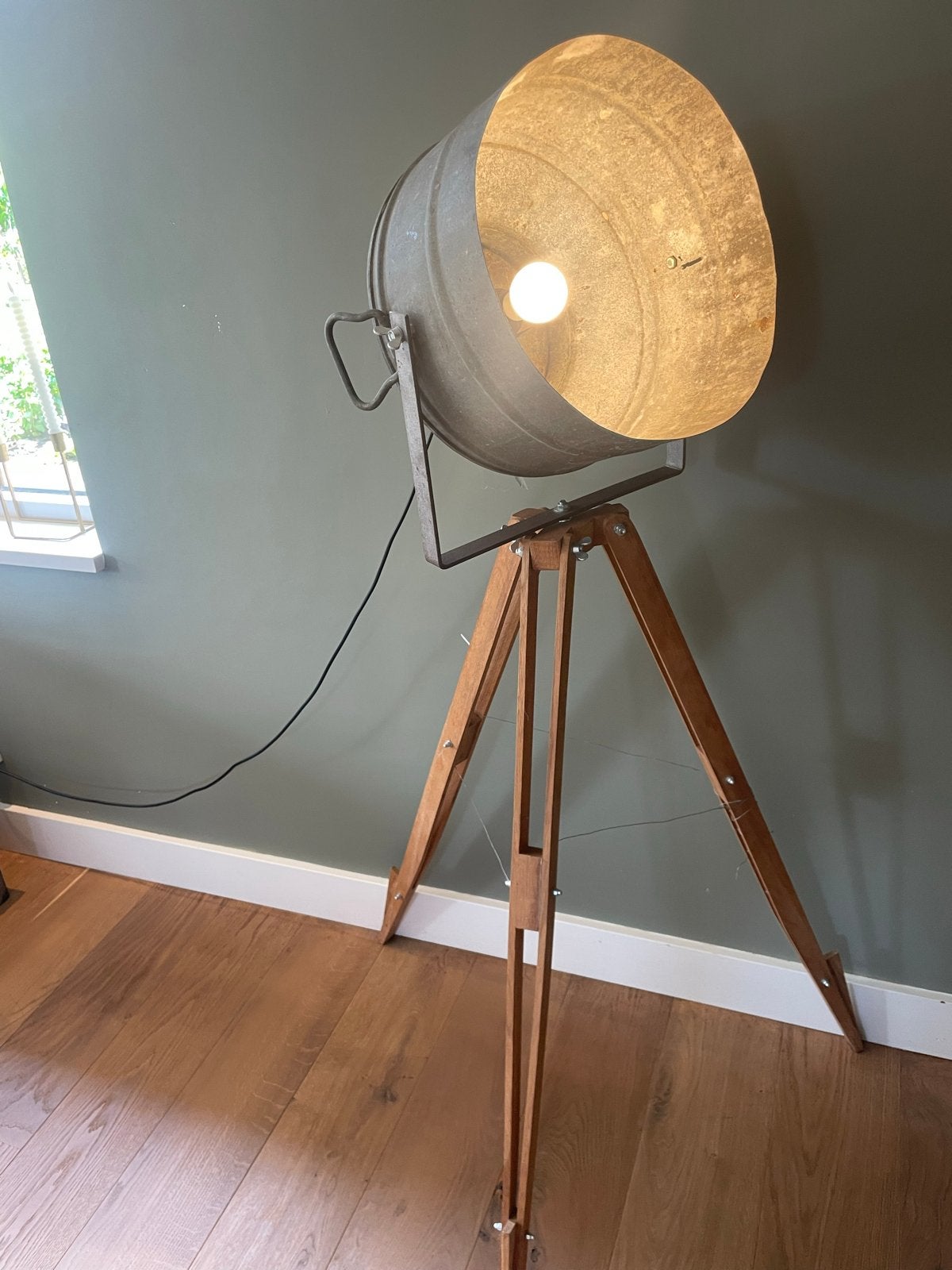 Industriële Vloerlamp met Houten Statief - Studio Stijl, Huis en Inrichting, Ophalen, Gebruikt, E27 (groot), 150 tot 200 cm