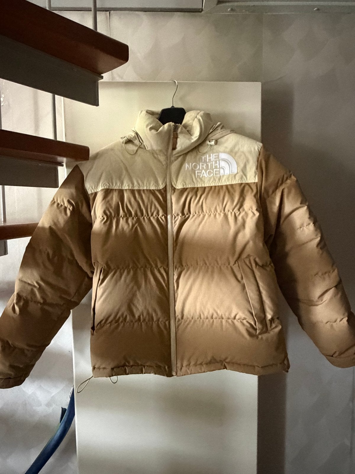 The North Face Nuptse Puffer Jas Beige/Bruin, Ophalen of Verzenden, Zo goed als nieuw, Maat 38/40 (M), Beige