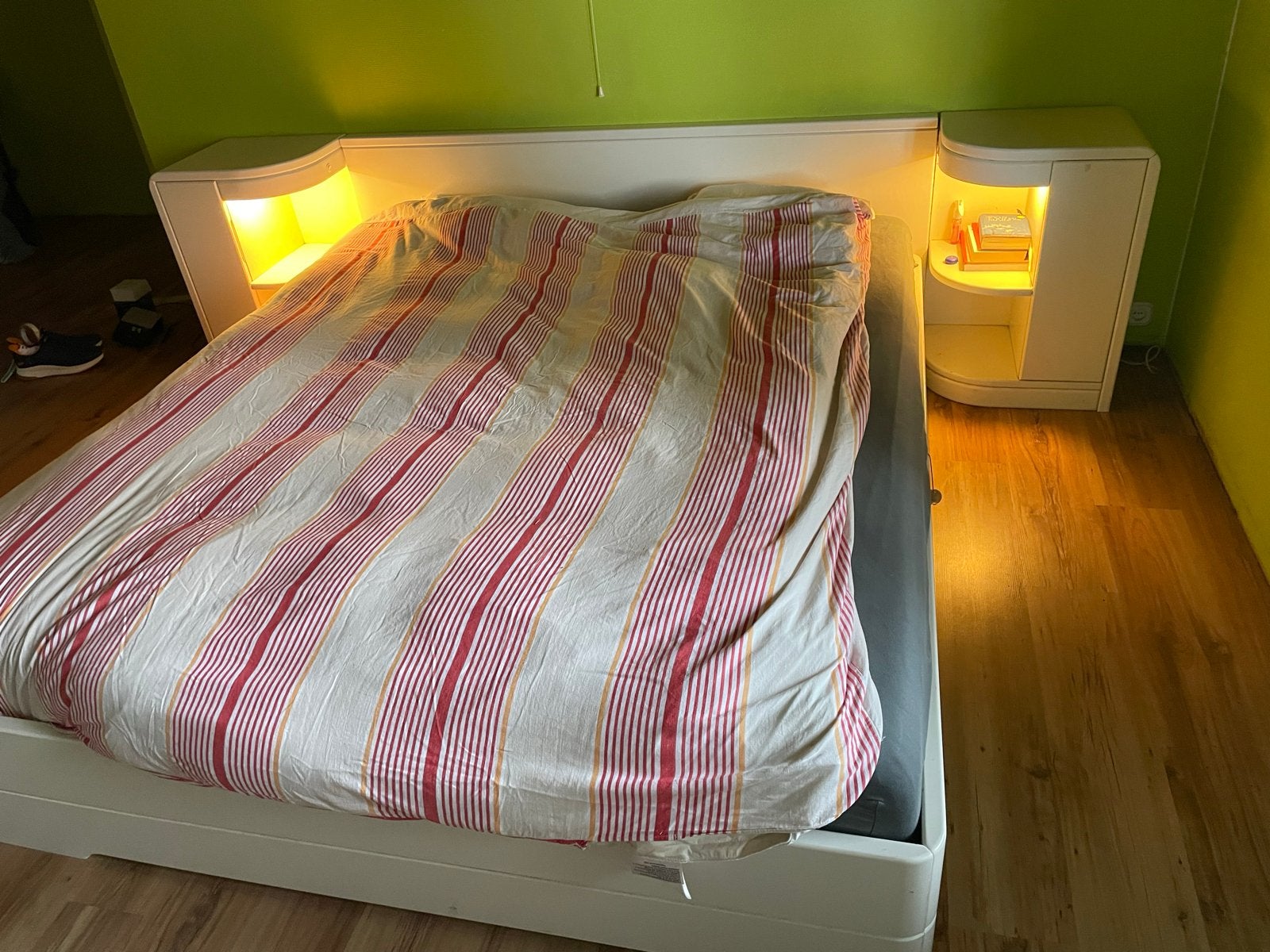 Tweepersoonsbed met nachtkastjes en verlichting, Overige materialen, Gebruikt, Wit, Tweepersoons