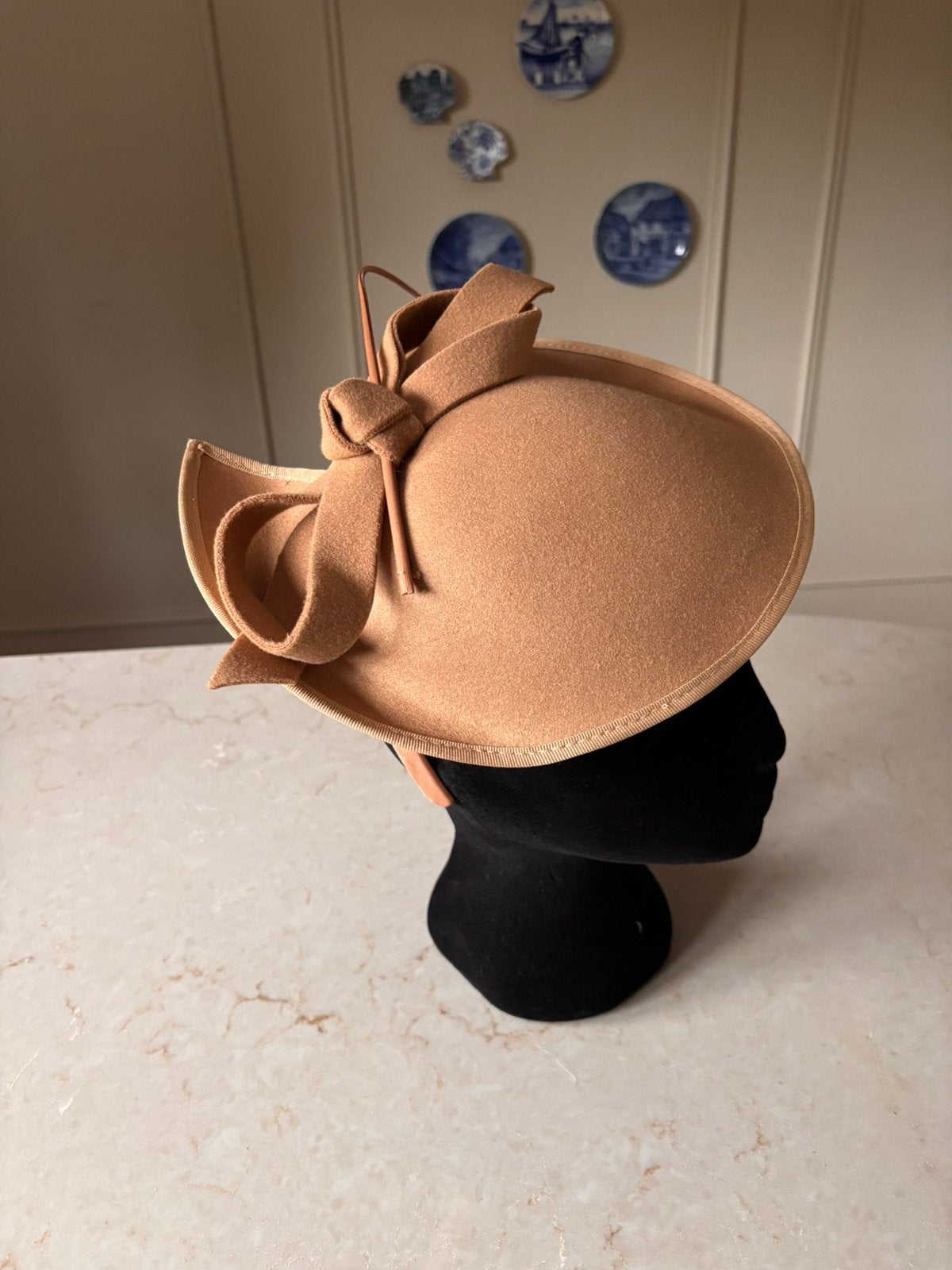 Camel schotelhoed,dameshoed,fascinator dopje lichtbruin, Ophalen of Verzenden, Nieuw, One size fits all, Hoed