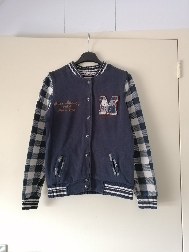 Baseball Jack - Maat 36 / S - Letter M, Kleding | Dames, Jassen | Zomer, Verzenden, Zo goed als nieuw, Maat 36 (S), Blauw