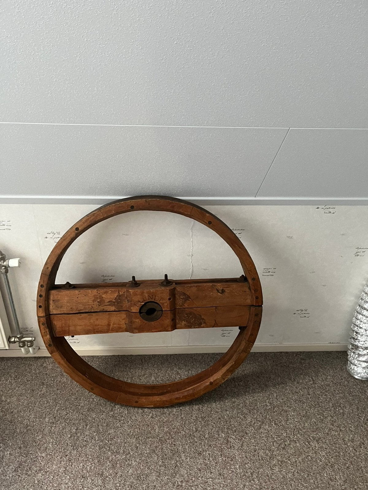 Groot oud wagenwiel . Gebruikt als decoratie., Ophalen, Gebruikt, Interieur en Kussens