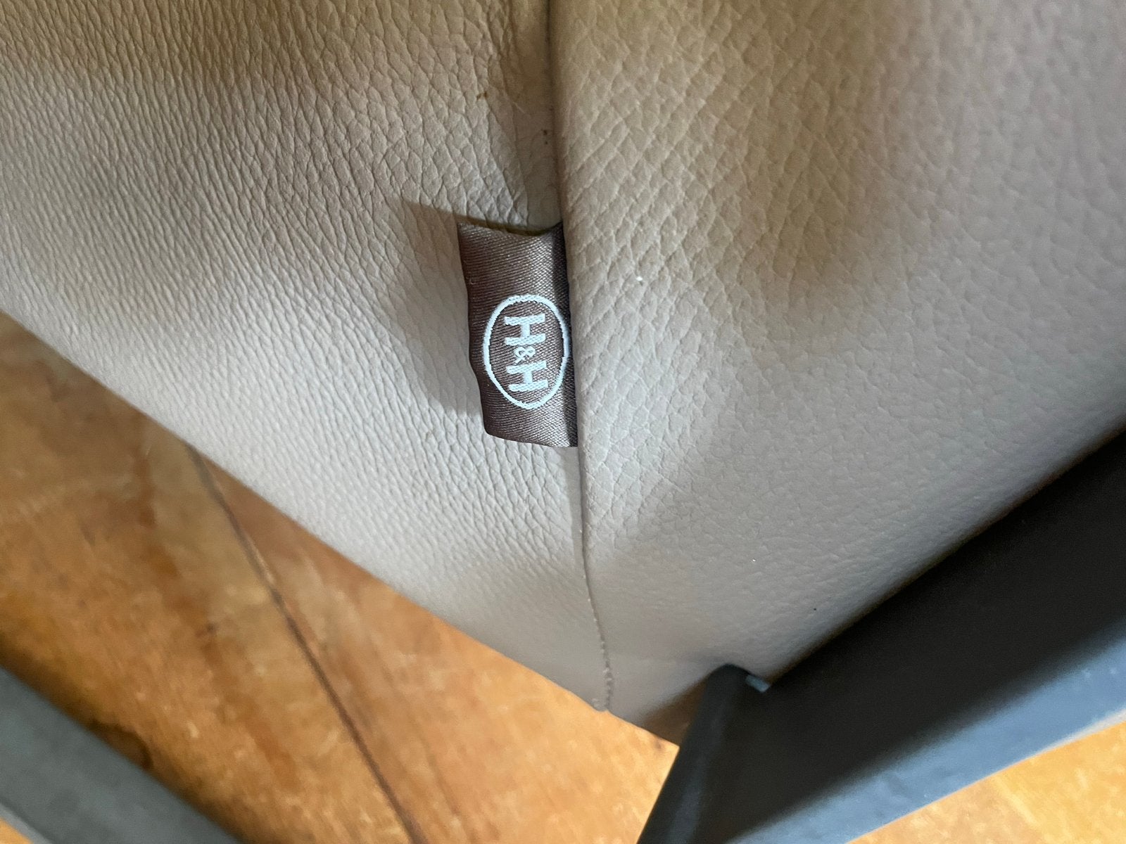 2 Henders & Hazel fauteuils - Taupe leer, zwart frame, Ophalen, Minder dan 75 cm, Leer, Zo goed als nieuw
