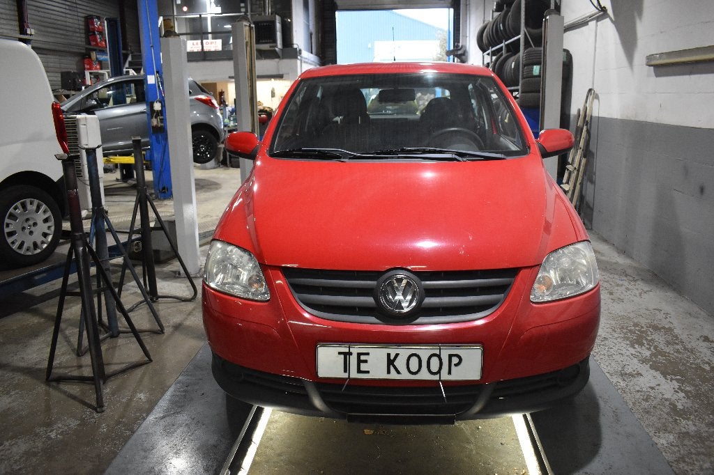 Volkswagen Fox 1.2 40KW 2009 Rood  WEINIG KM EN NWE APK, Voorwielaandrijving, 969 kg, 4 stoelen, 1198 cc