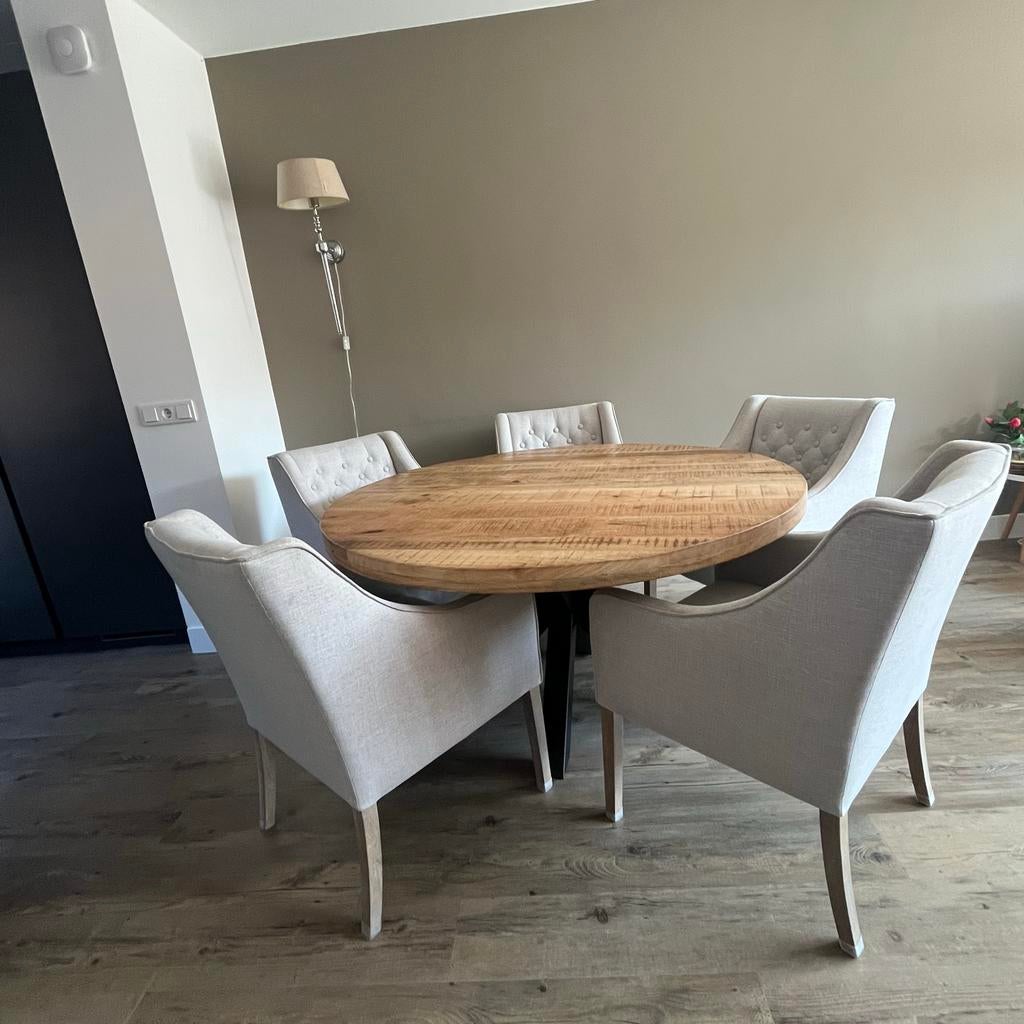 Mango Houten Eettafel 140cm met Zwarte Kruispoot, Ophalen, 100 tot 150 cm, Rond, Zo goed als nieuw