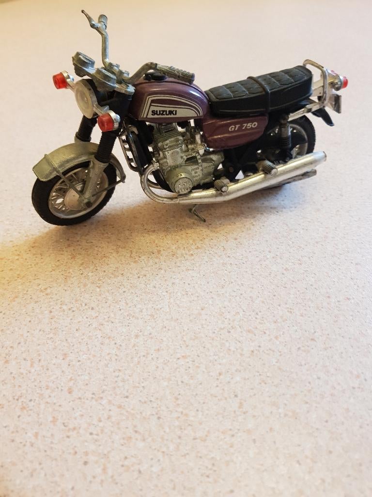 Te koop prachtig motor SUZUKI 750 GT uniek in nieuwstaat1:24, Overige merken, 1:50 of kleiner, Overige typen, Ophalen of Verzenden