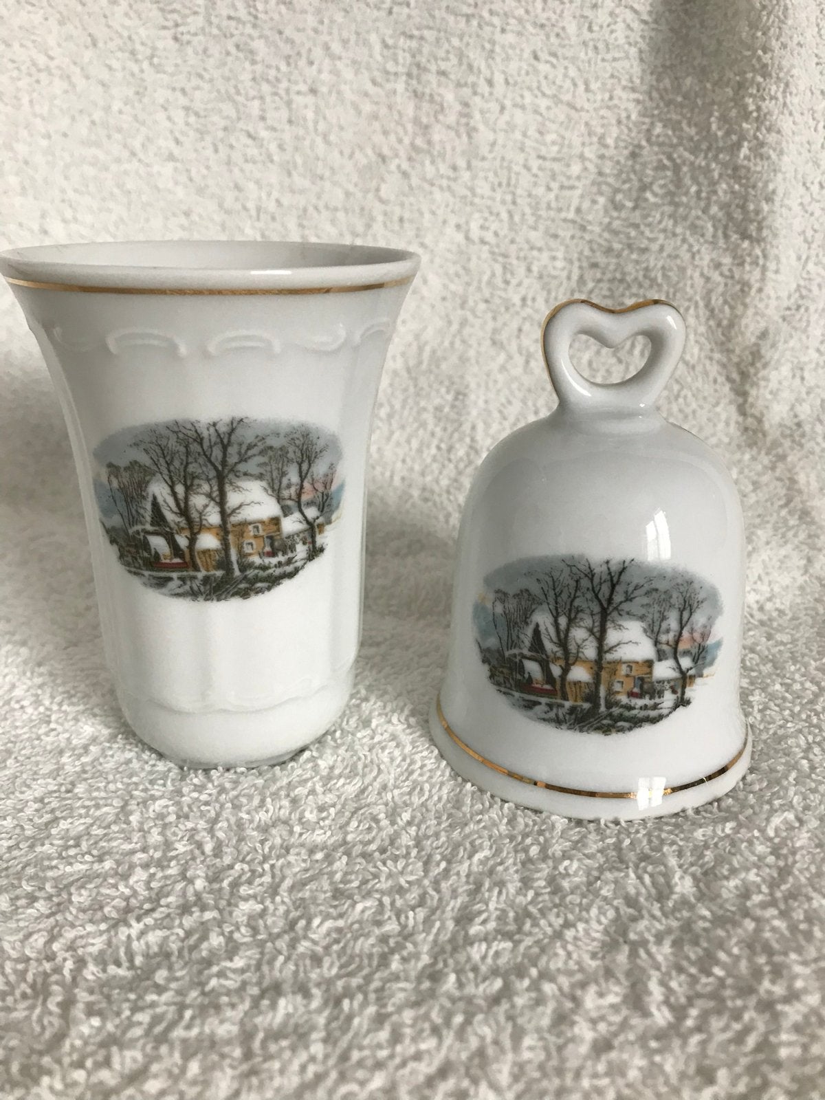 Crown Bavaria Porseleinen Vaasje en Tafelbel Wintertafereel, Ophalen of Verzenden