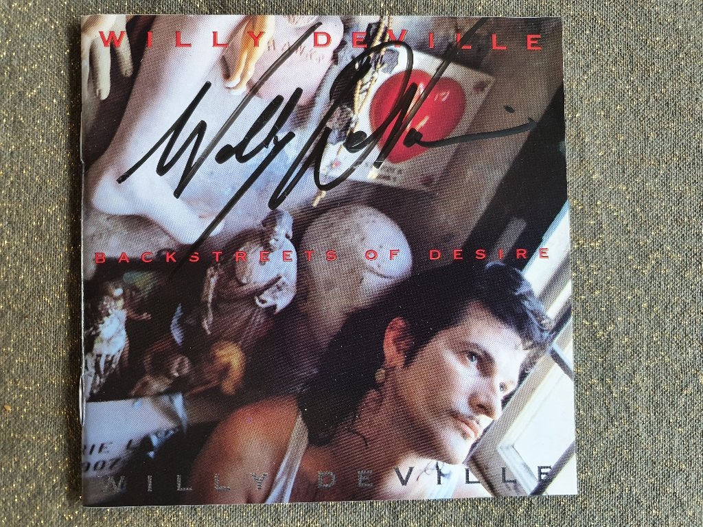Handtekening Willy DeVille op CD 'Backstreets of Desire', Verzamelen, Muziek, Artiesten en Beroemdheden, Ophalen of Verzenden