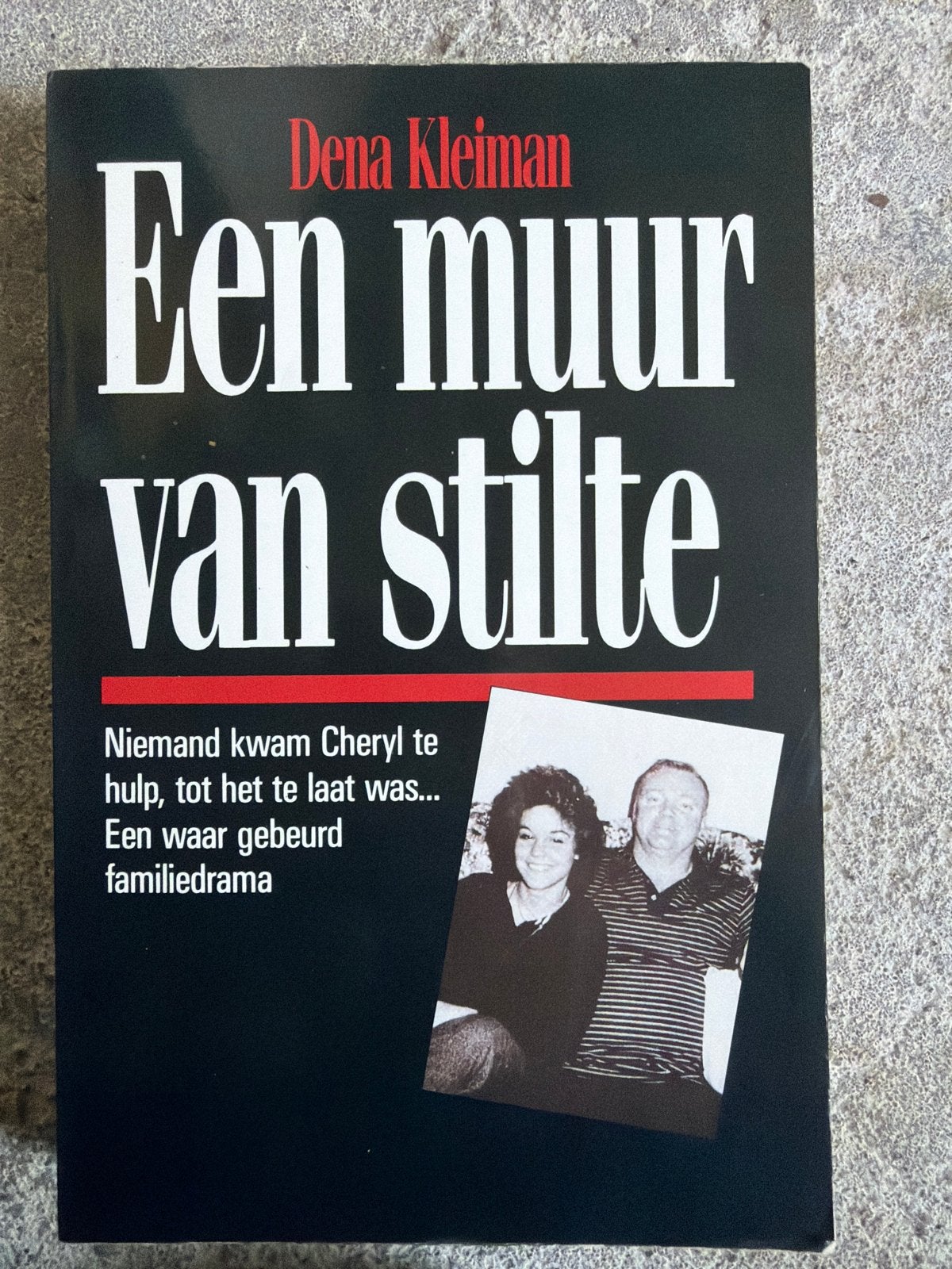 Een muur van stilte - Dena Kleiman (Boek), Ophalen of Verzenden, Gelezen, Nederland