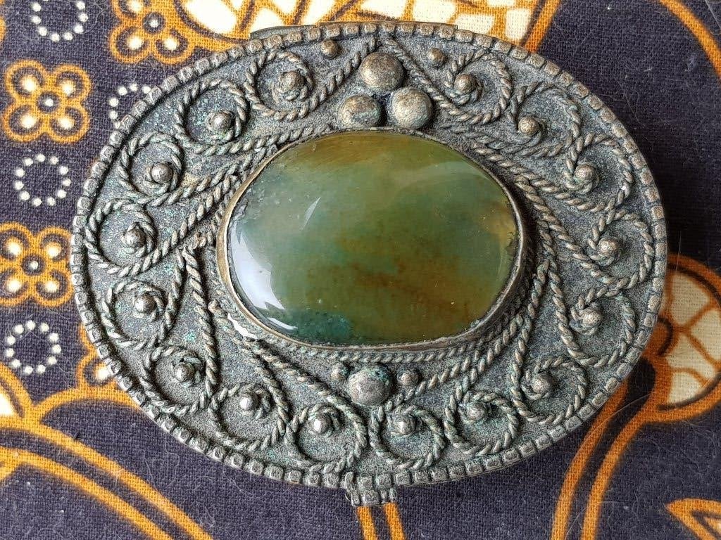 Mooi antiek Oosters bewerkt koper doosje met een steen 7 cm., Ophalen of Verzenden, Meerkleurig, Metaal, Doos