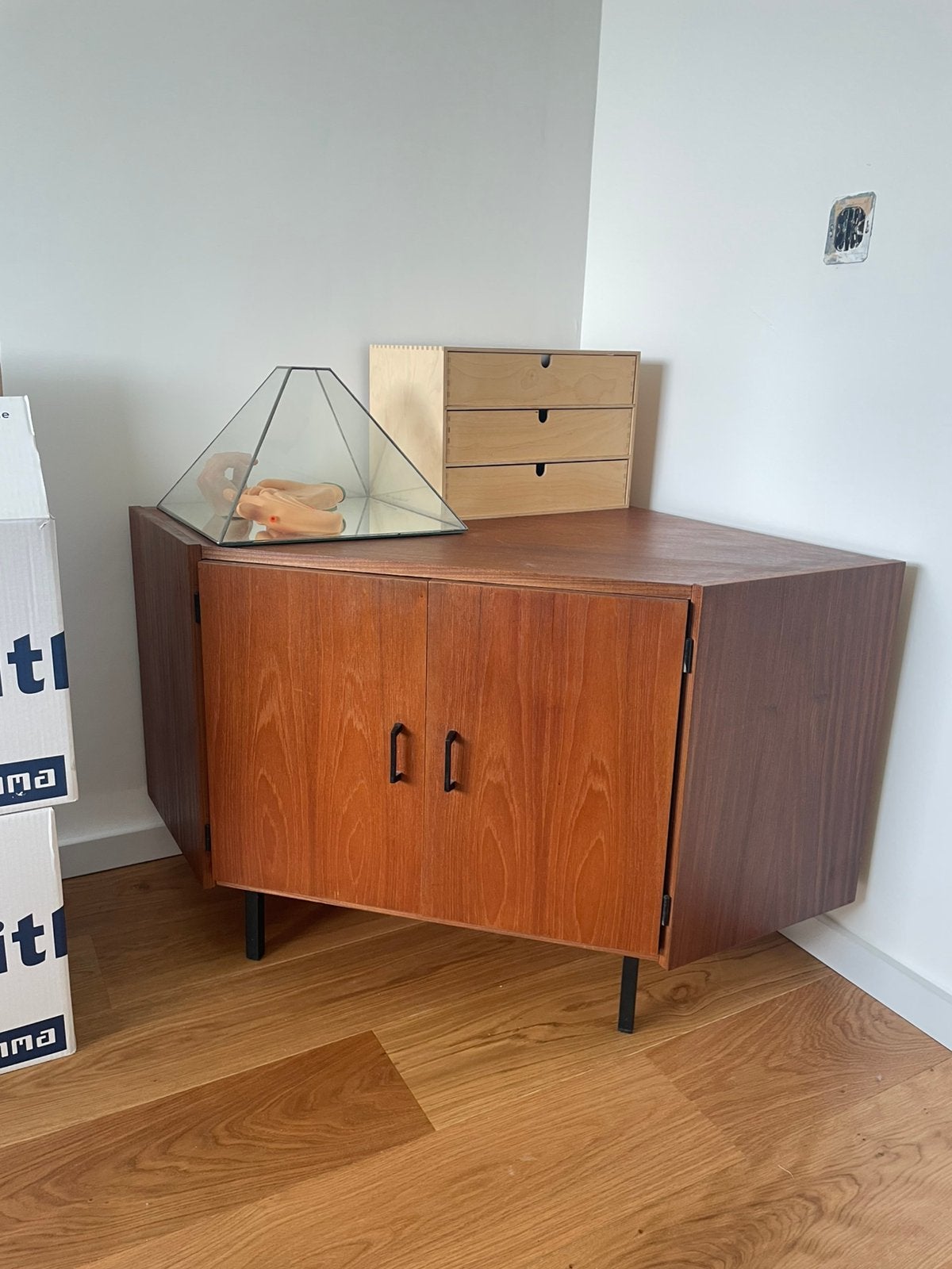 Vintage mid century hoek kastje, Ophalen, Zo goed als nieuw, 25 tot 50 cm, 50 tot 100 cm