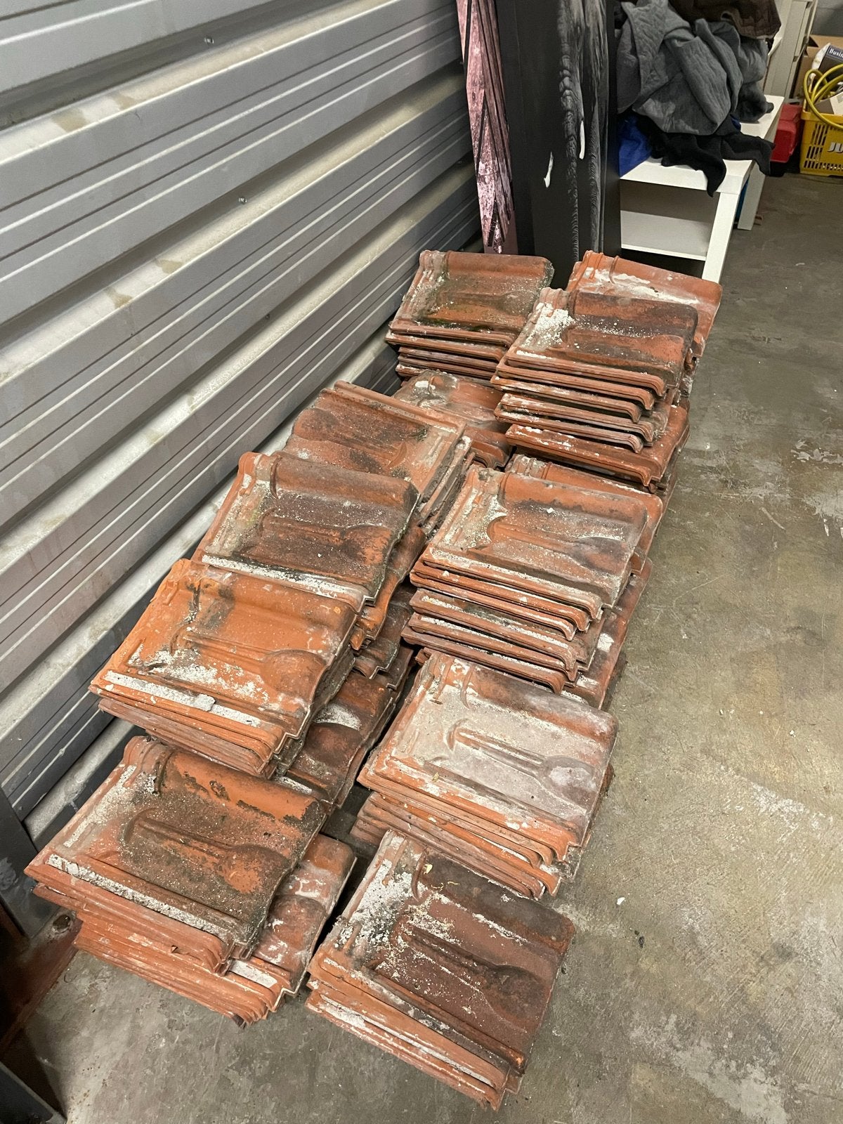 Rode kruispannen - circa 150 stuks, Ophalen, Gebruikt, Steen of Klei, 15 m² of meer