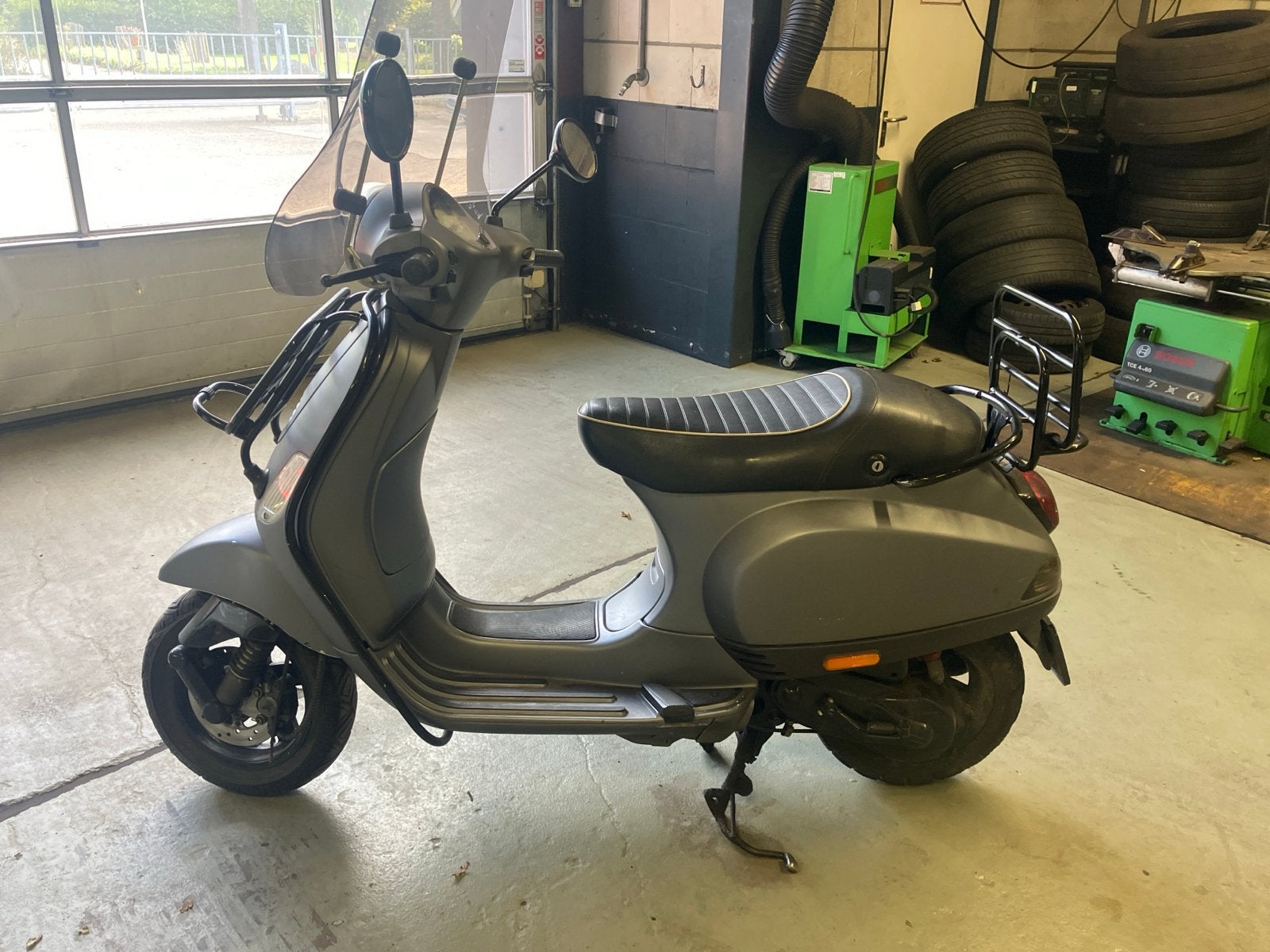 Vespa LX 25 km/u - Gebruikt met gebruikerssporen, Fietsen en Brommers, Scooters | Vespa, Gebruikt, Ophalen of Verzenden, Benzine