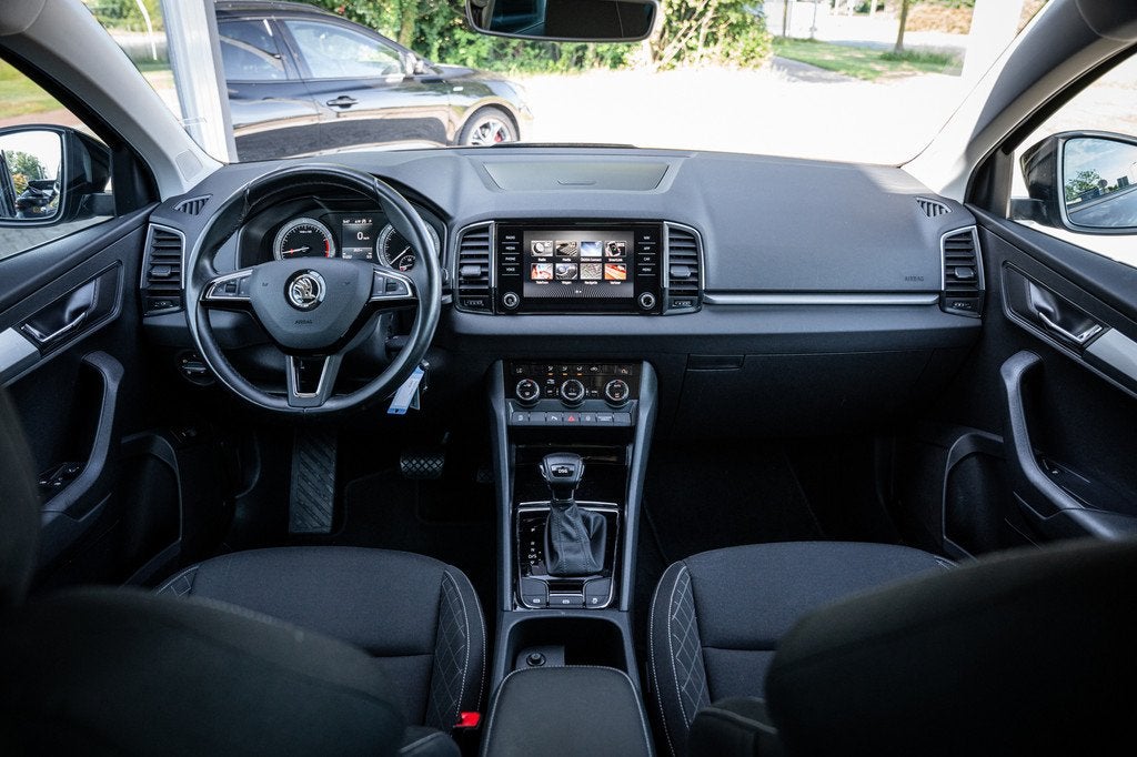 Skoda Karoq 1.5 TSI ACT Style|Trekhaak|Carplay|Camera|Automa, Stof, 4 cilinders, Zwart, Karoq