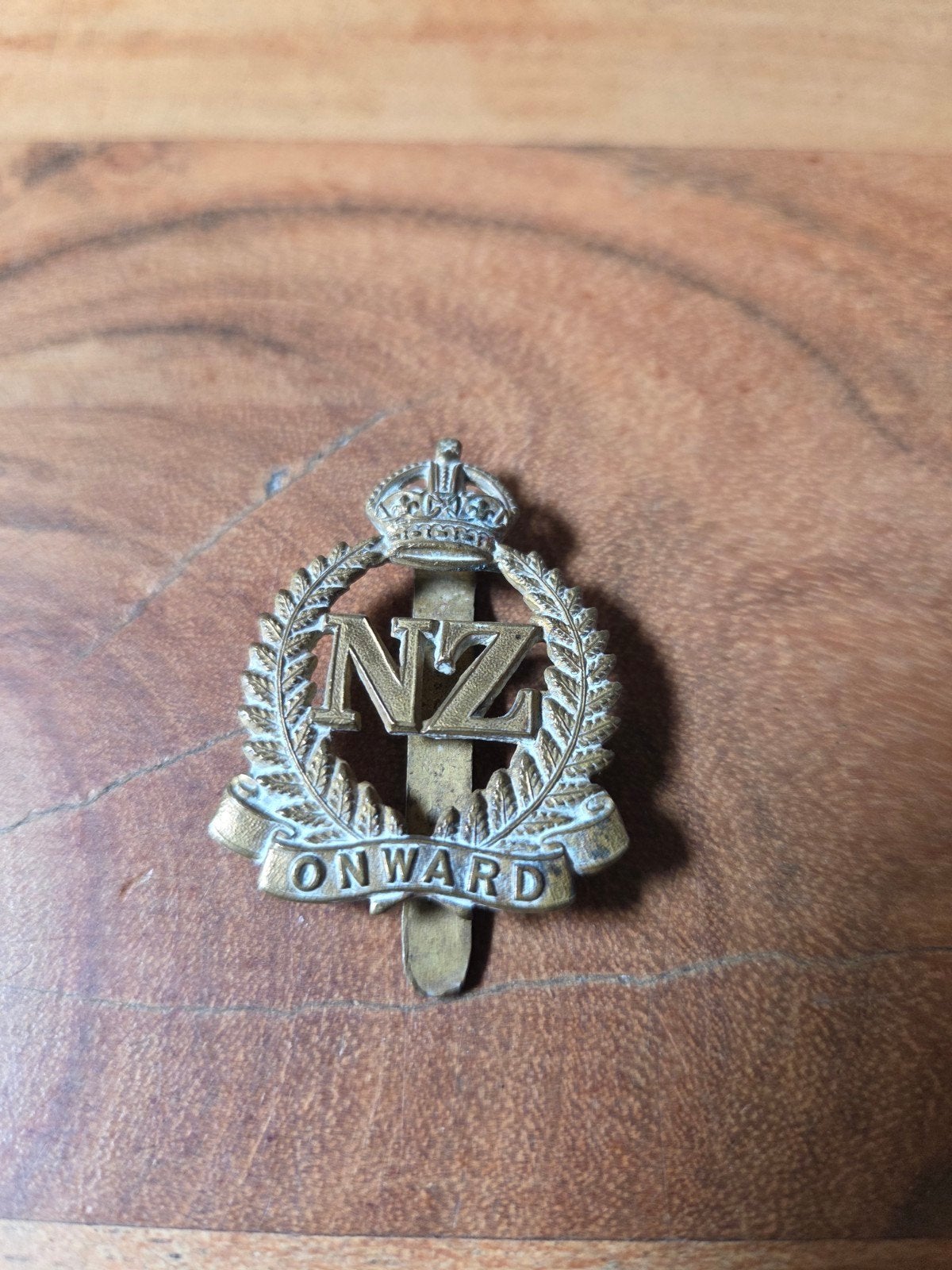 wo2 baret embleem New Zealand, Ophalen of Verzenden, Landmacht, Overige gebieden, Embleem of Badge