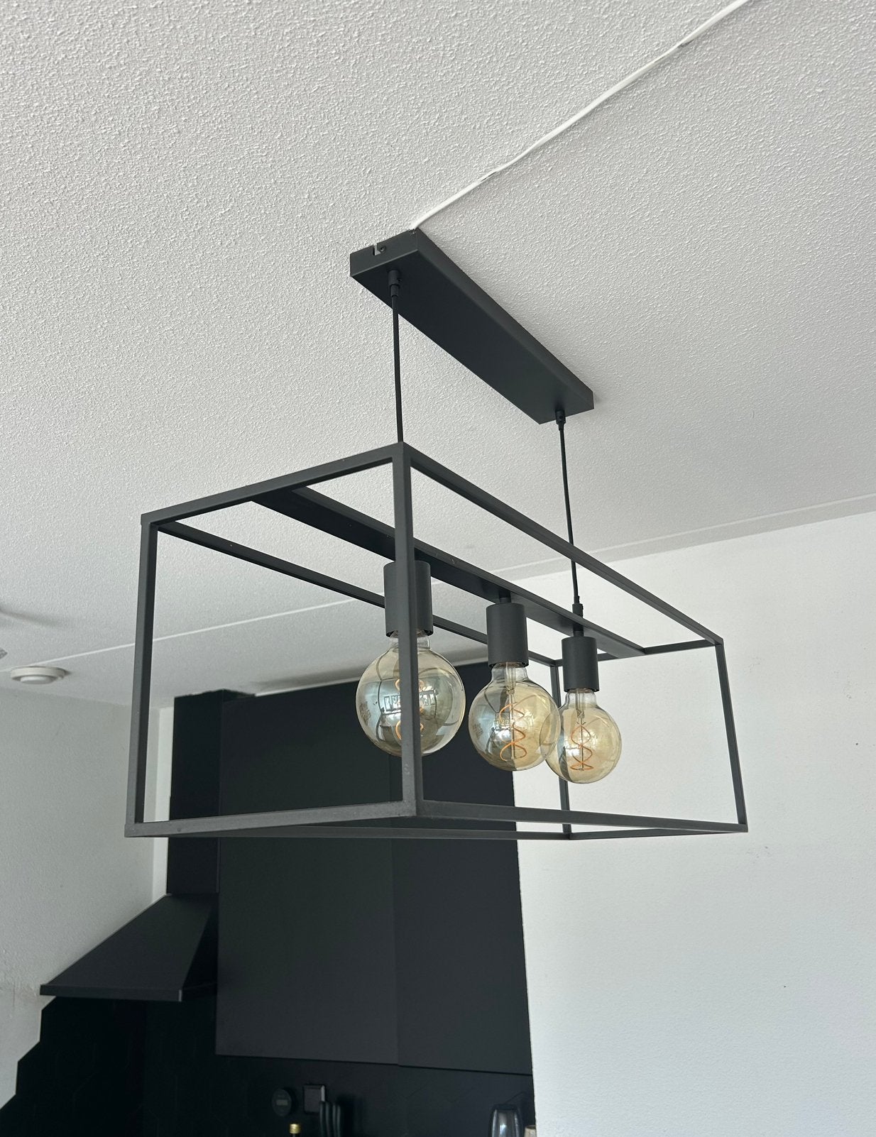 Zwarte industriële stijl hanglamp met drie lichtpunten