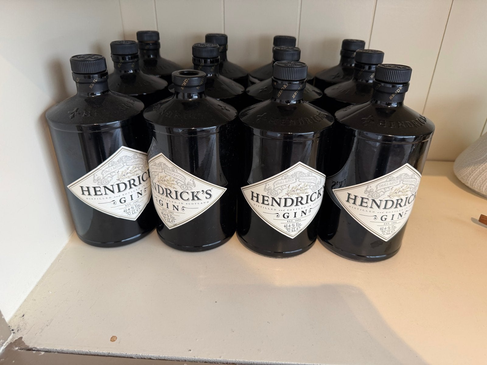12 lege Hendrick's Gin flessen (1 dop ontbreekt), Ophalen, Gebruikt, Zwart, Glas