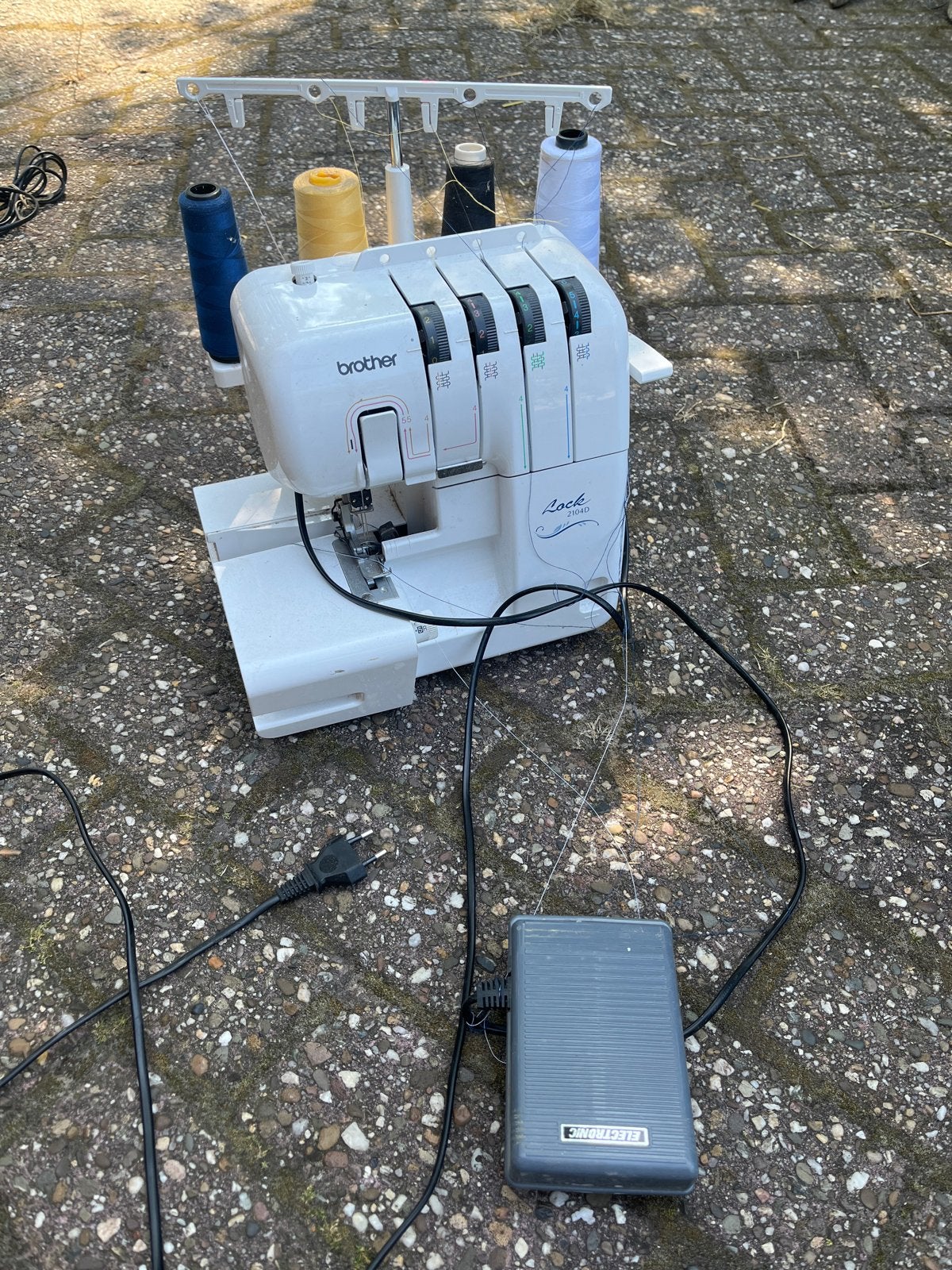 Brother Lock 2104D Lockmachine - Zo goed als nieuw, Verzenden, Zo goed als nieuw, Lockmachine, Brother