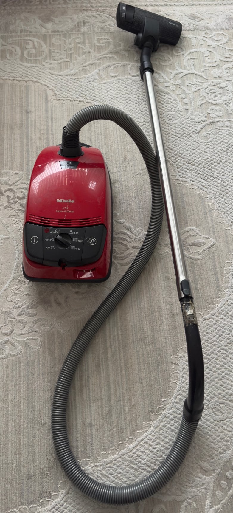 Miele stofzuiger, Ophalen of Verzenden, Zo goed als nieuw, 1200 tot 1600 watt