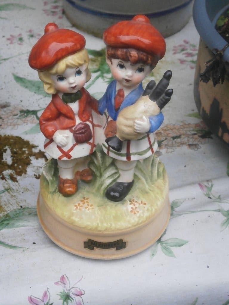 Valkenburg, Leuke  souvenir poppetjes m speeldoosje, Verzamelen, Ophalen, Zo goed als nieuw