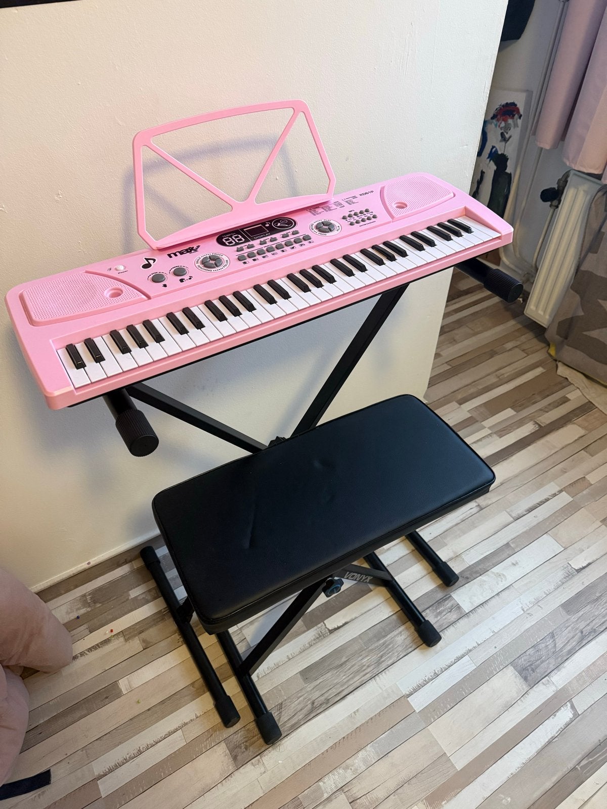 Roze keyboard met standaard en krukje - Compleet set, 61 toetsen, Zo goed als nieuw, Met standaard, Ophalen