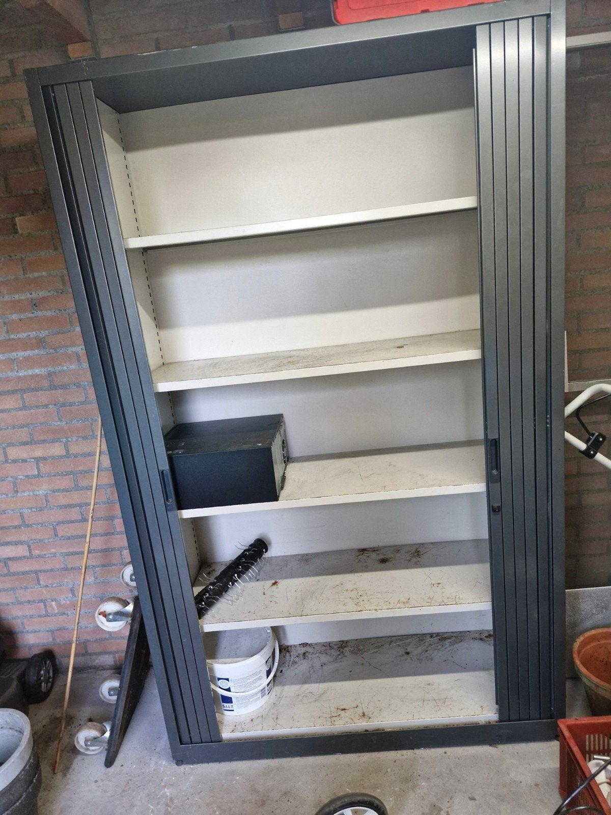 Metalen roldeurkast met planken, Ophalen, Gebruikt, Metaal, 150 tot 200 cm