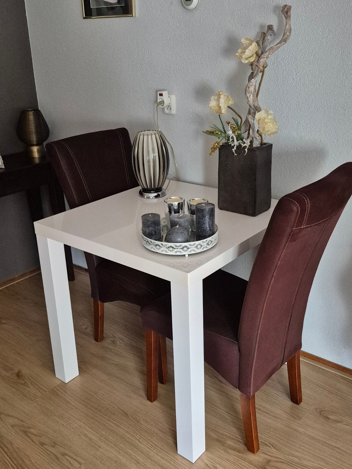 Eettafel met 2 stoelen - Wit tafelblad, bruine stoelen, Ophalen, Gebruikt, 50 tot 100 cm, Tot twee personen