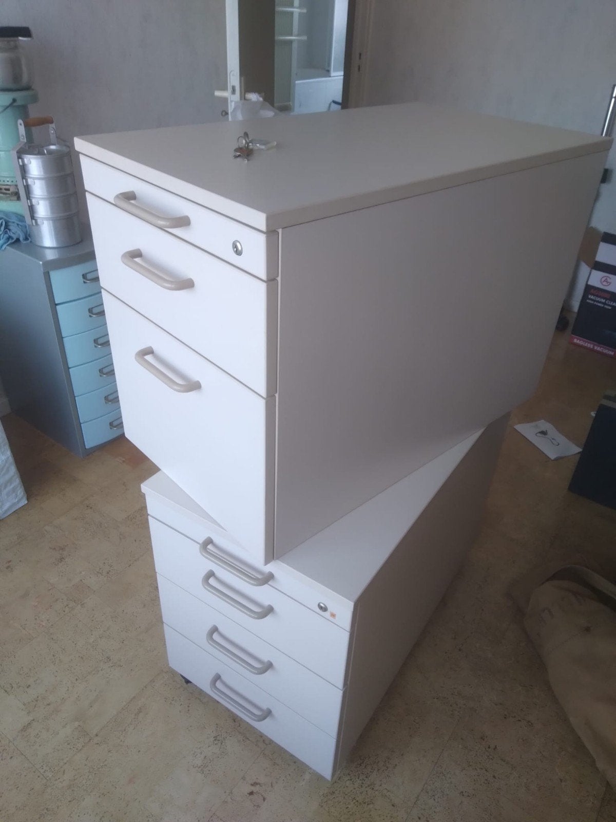 Twee witte ladekasten op wielen met slot, Ophalen, 25 tot 50 cm, 50 tot 100 cm, Minder dan 100 cm