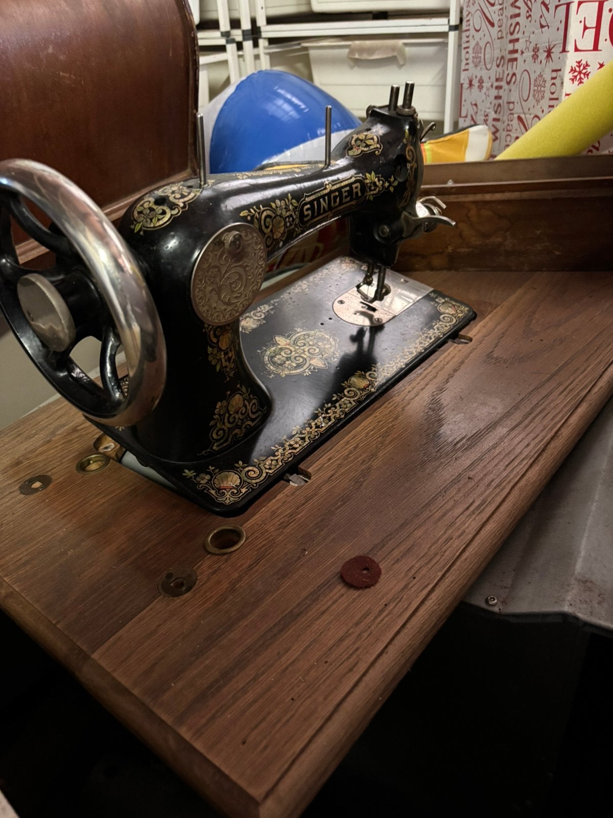 Oude singer naaimachine met kap en blad, Ophalen