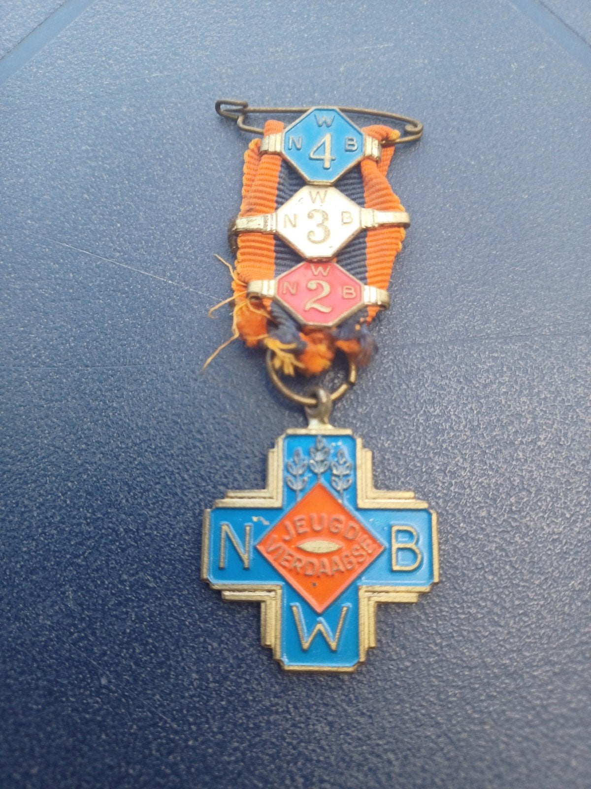Medaille NWB Jeugd vierdaagse met 3 cijferclips 2, 3 en 4, Ophalen of Verzenden, Overige materialen, Nederland