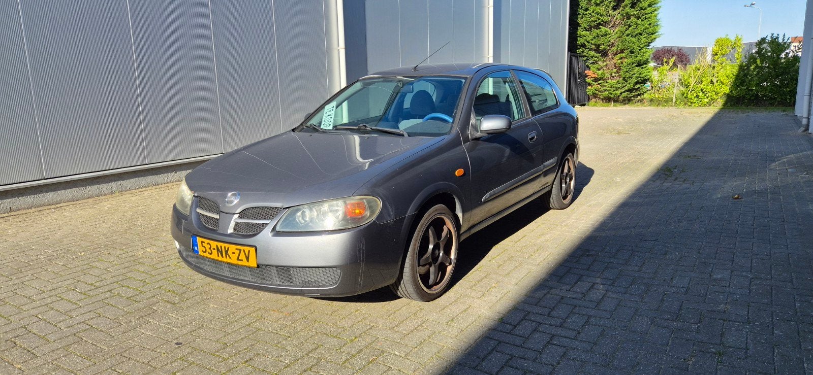 Nissan Almera 1.5 3D 2003 Grijs Clima Trekhaak, Auto's, 1145 kg, 4 cilinders, USB, 49 €/maand