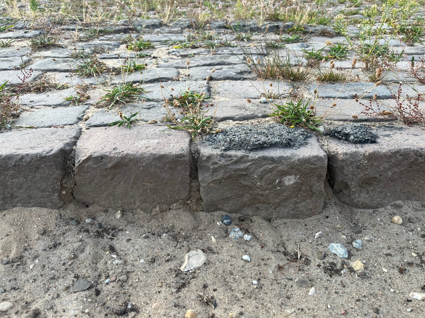 Te koop Kasseien 1200 m2, Tuin en Terras, Grind, Keien en Split, Ophalen, Zo goed als nieuw, Graniet