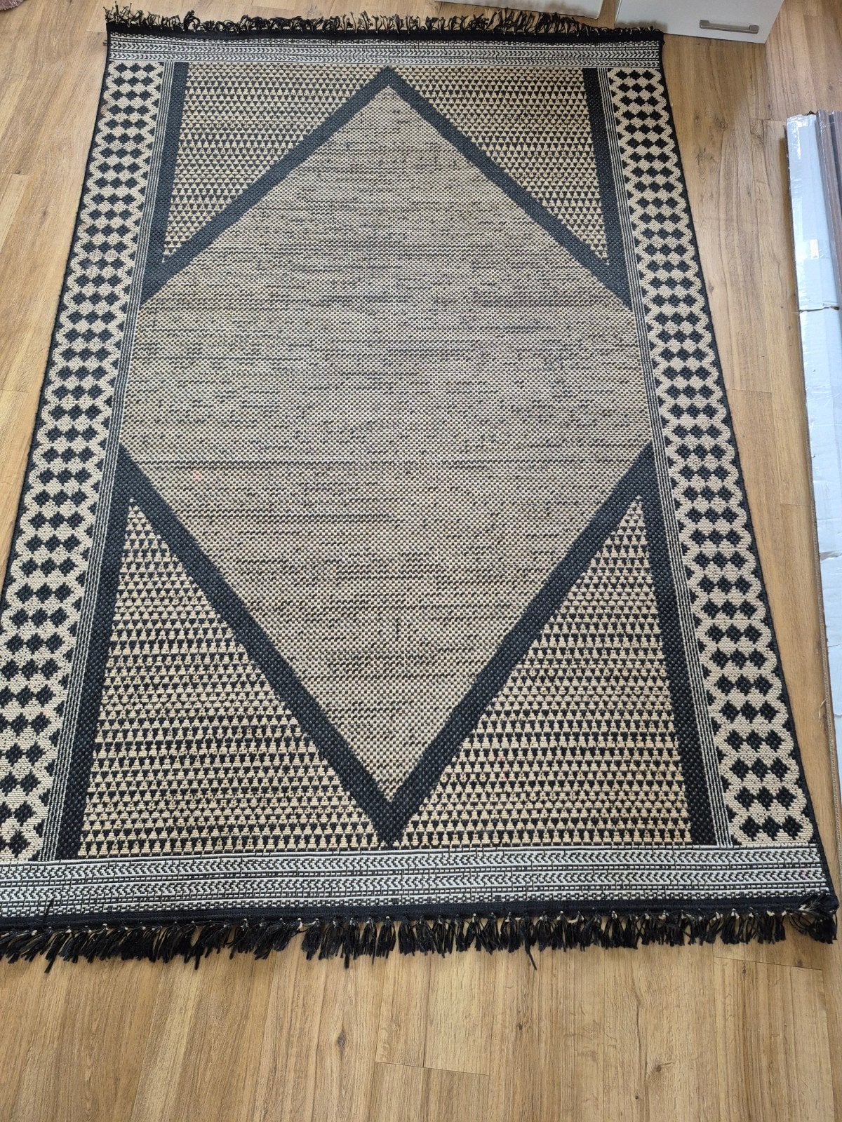 Vloerkleed zwart/beige met geometrisch patroon, Huis en Inrichting, 150 tot 200 cm, 200 cm of meer, Ophalen of Verzenden, Zo goed als nieuw