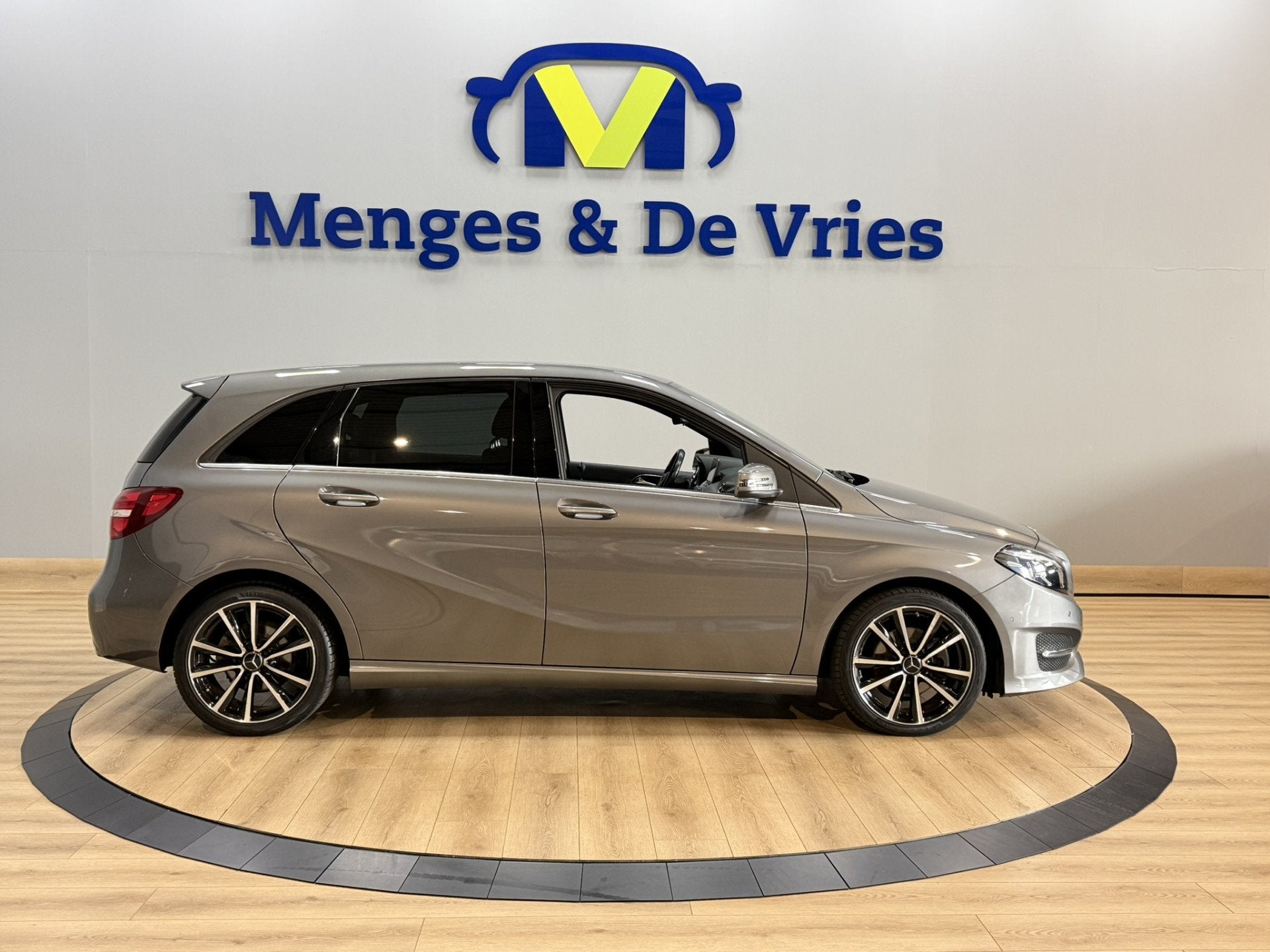 Mercedes-Benz B-Klasse 180 Ambition Airco | LED | Cruise Con, 12 maanden, Gebruikt, 4 cilinders, Leder en Stof