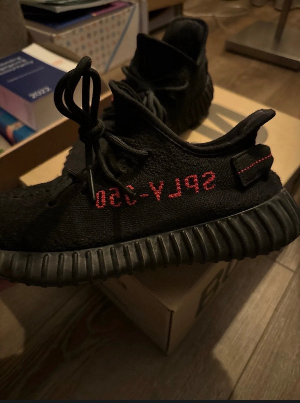 Adidas Yeezy Boost 350 V2 Core Black Red, Ophalen, Zo goed als nieuw, Zwart, Sneakers of Gympen