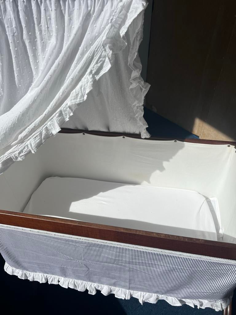 Wieg met blauwe bekleding en witte hemel, Ophalen, Gebruikt, Wieg