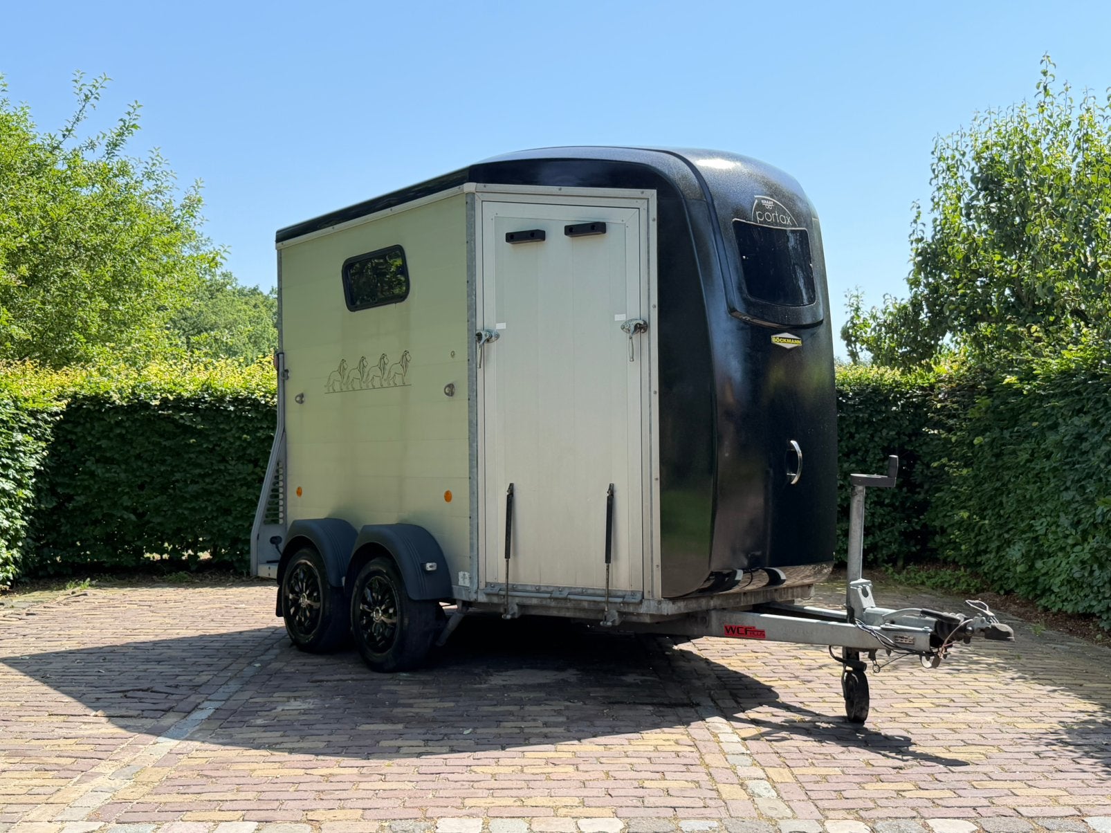 Vol aluminium Bockmann portax met vooruitloop en zadelkamer, Ophalen, Aluminium, Zo goed als nieuw, 2-paards trailer