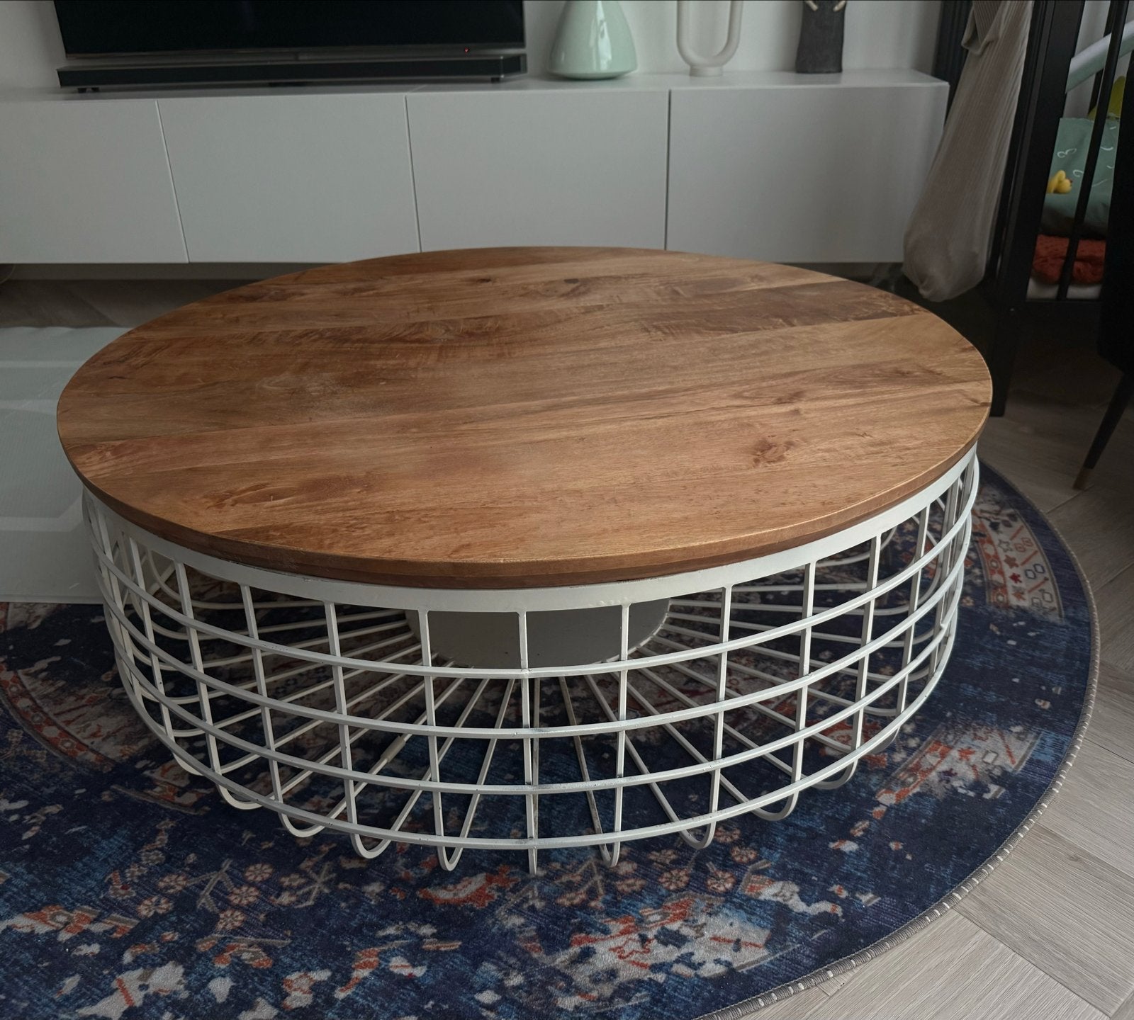 Salontafel met wit stalen onderstel en houten blad, Huis en Inrichting, Tafels | Salontafels, Ophalen, Gebruikt, 100 tot 150 cm