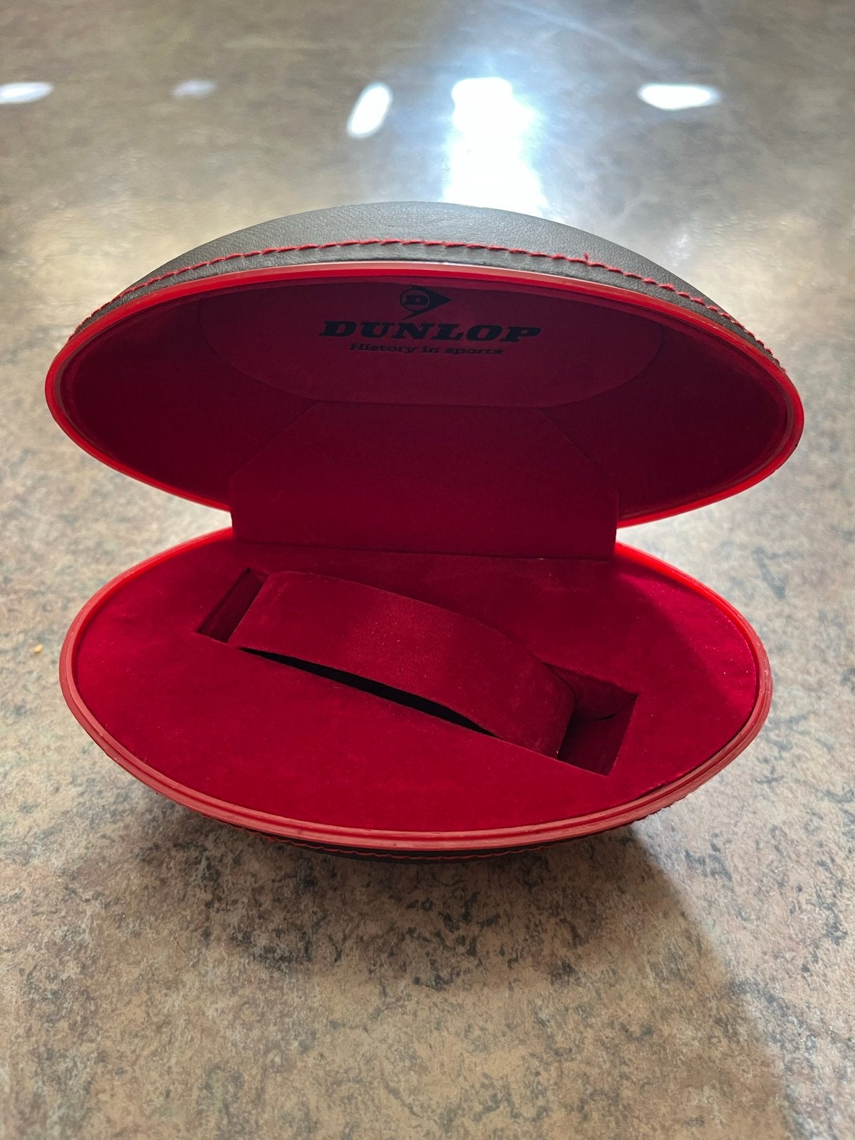 Dunlop horloge opbergdoosje in rugbybal-model, Overige merken, Overige materialen, Polshorloge, Ophalen of Verzenden