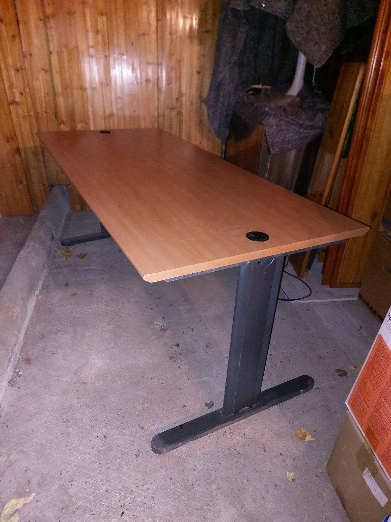 Bureau, metalen frame (x2)    µ1p, Ophalen