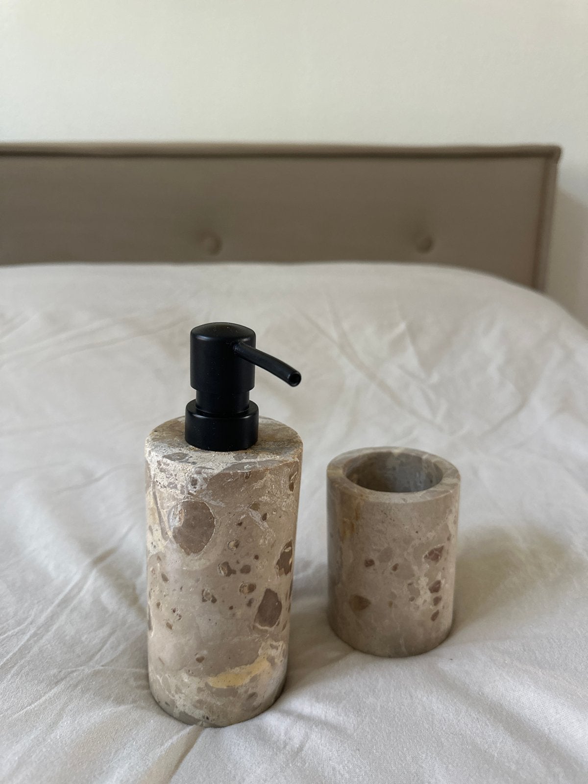 Marmeren zeeppomp en beker set, Ophalen of Verzenden, Gebruikt, Beige