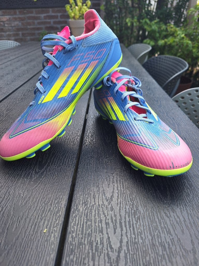 Adidas f50 kunstgrasvoetbalschoenen, Ophalen, Gebruikt, Maat XS of kleiner, Schoenen
