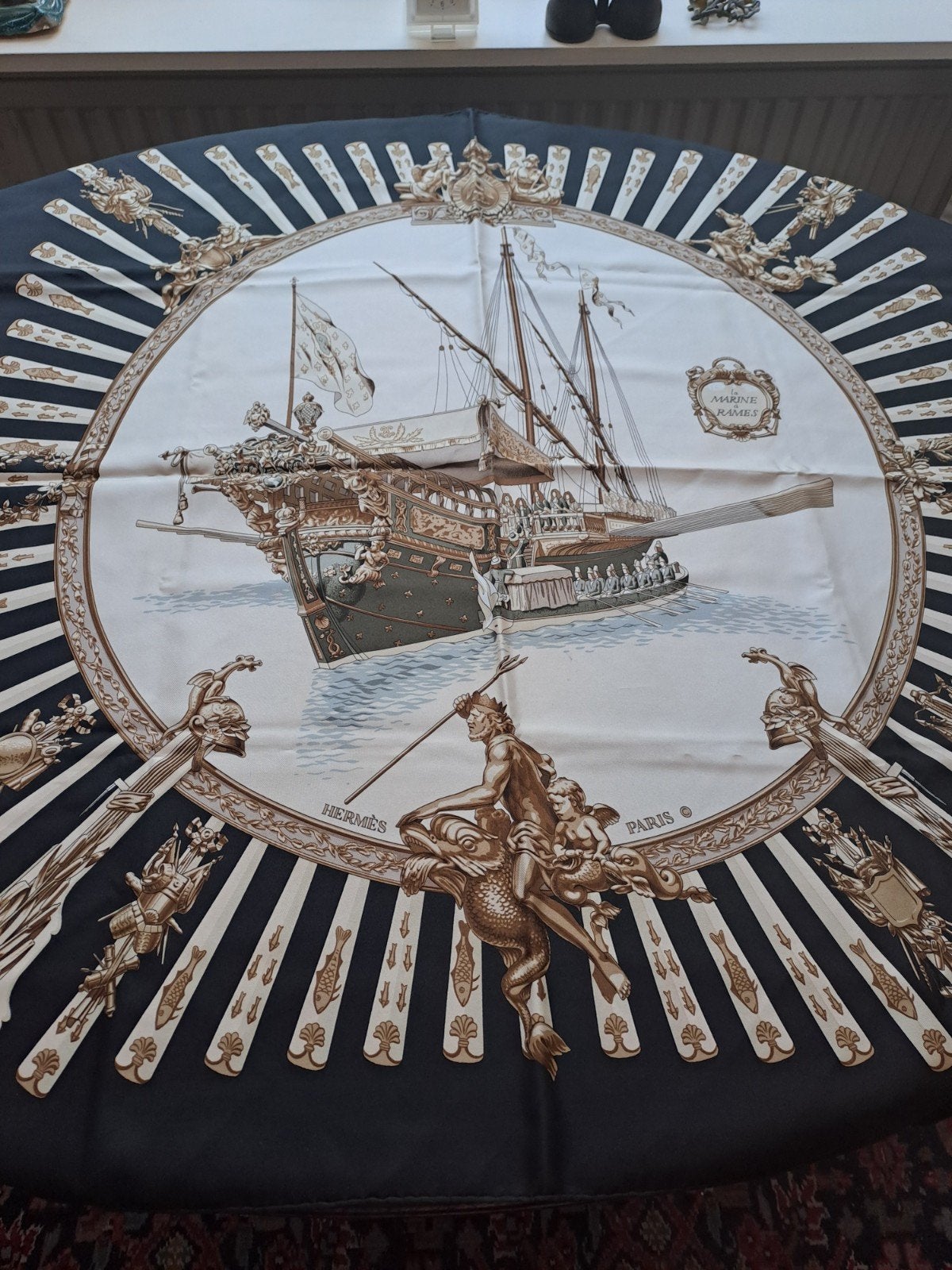 Originele HERMÈS CARRÉ 90 ZIJDEN SJAAL LA MARINE À RAMES, HERMÈS, Verzenden, Maat 46/48 (XL) of groter, Zo goed als nieuw
