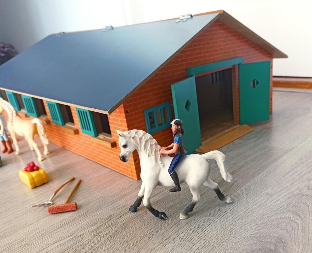 Grote  houten paardenstal met Schleich paarden en toebehoren, Ophalen of Verzenden, Gebruikt, Poppenhuis