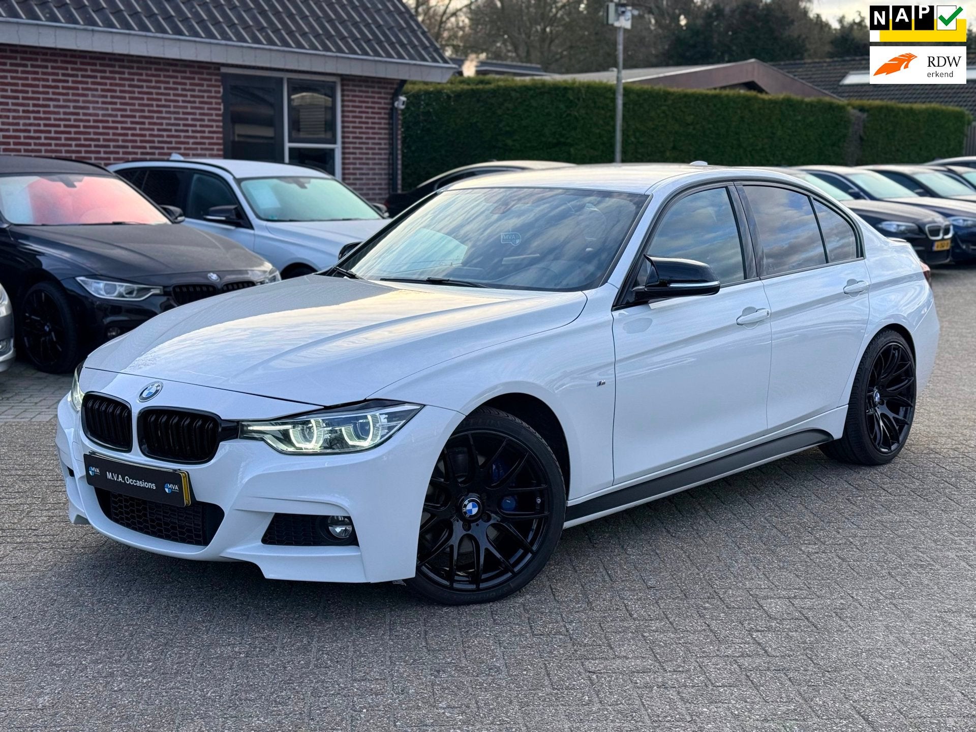 BMW 3-serie 318i M Sport Lci|19 inch|Navigatie|Led|Cruise co, Auto's, Automaat, Dealer onderhouden, Gebruikt, Alcantara
