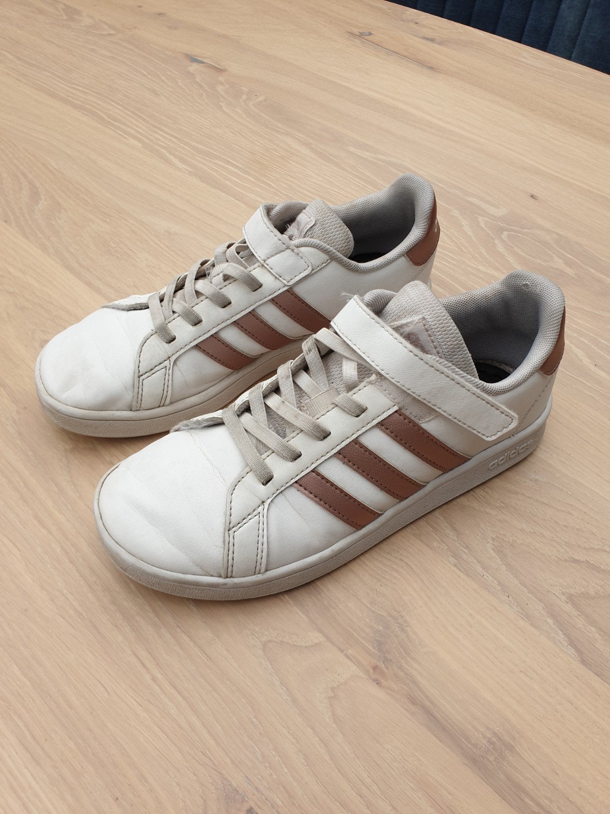 Adidas sneakers maat 35 wit met bruine strepen, Kinderen en Baby's, Adidas, Gebruikt, Ophalen of Verzenden, Jongen of Meisje